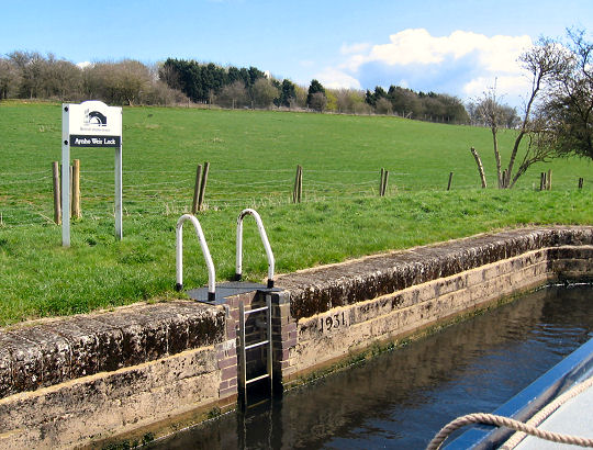 Aynho Weir Lock (note the width